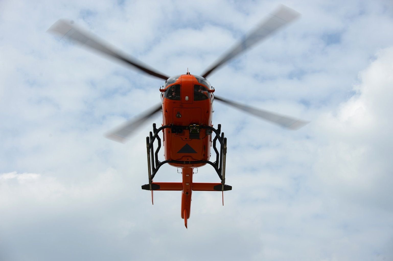 Ein Rettungshubschrauber im Landeanflug