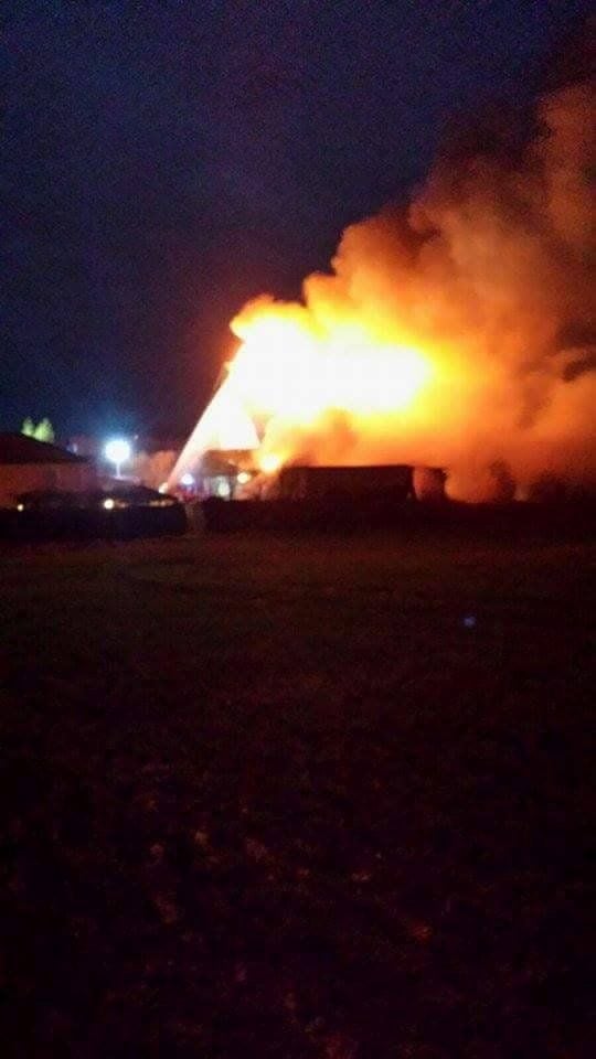Nach Angaben der Polizei wurden Feuerwehr und Rettungskräfte gegen 1.30 Uhr darüber informiert, dass die Garage in Flammen steht.