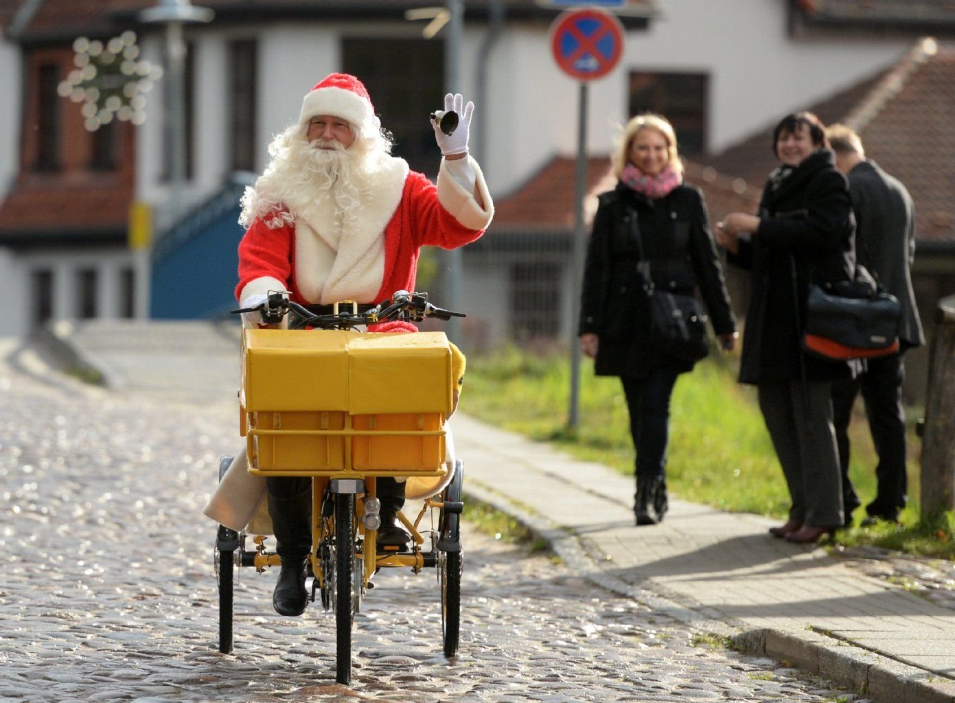 Der Weihnachtsmann radelt in Himmelpfort zur Eröffnung Deutschlands größter Weihnachtspostfiliale.