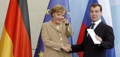 Bundeskanzlerin Angela Merkel (CDU) und Russlands neuer Präsident Dmitri Medwedew geben sich nach der gemeinsamen Pressekonferenz im Bundeskanzleramt in Berlin die Hand. (Foto: dpa)