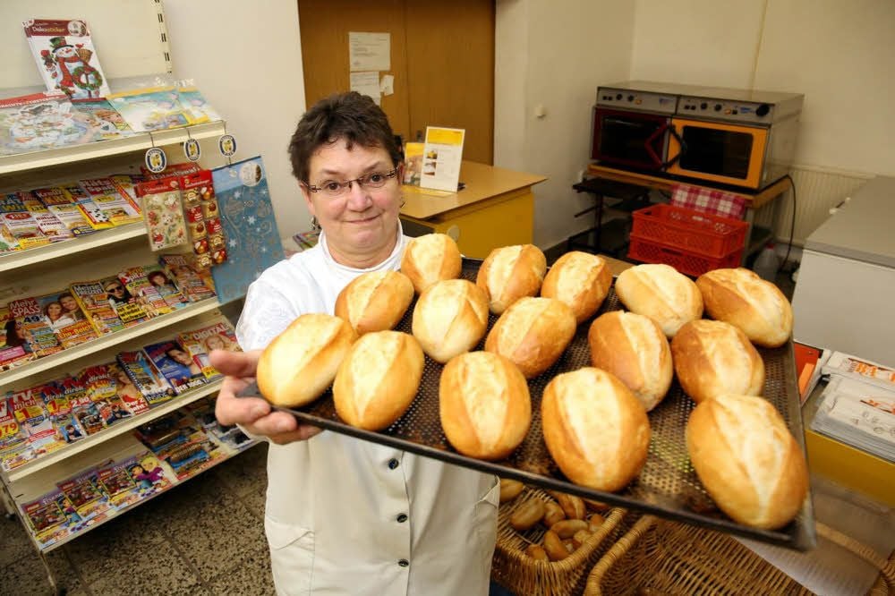 Iris Grahl steht im Konsum täglich an der Kasse und und kann nahezu alle Kunden mit Namen begrüßen. Weil es keinen Bäcker mehr gibt, sind vor allem die frischen Brötchen beliebt bei den Ilberstedtern.