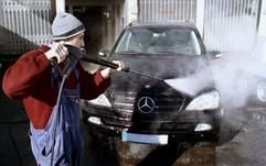 Ein Dampfstrahler entfernt groben Schmutz vom Auto. (Foto: dpa)