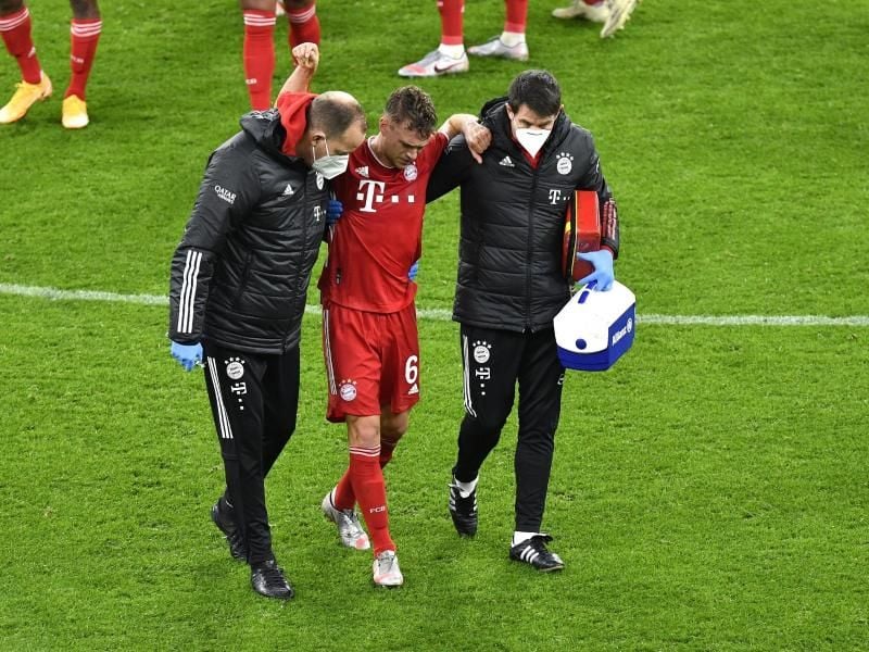 Beim Sieg der Bayern in Dortmund hat sich Joshua Kimmich verletzt. Für mindestens zehn Spiele wird er ausfallen. Foto: Martin Meissner/Pool AP/dpa