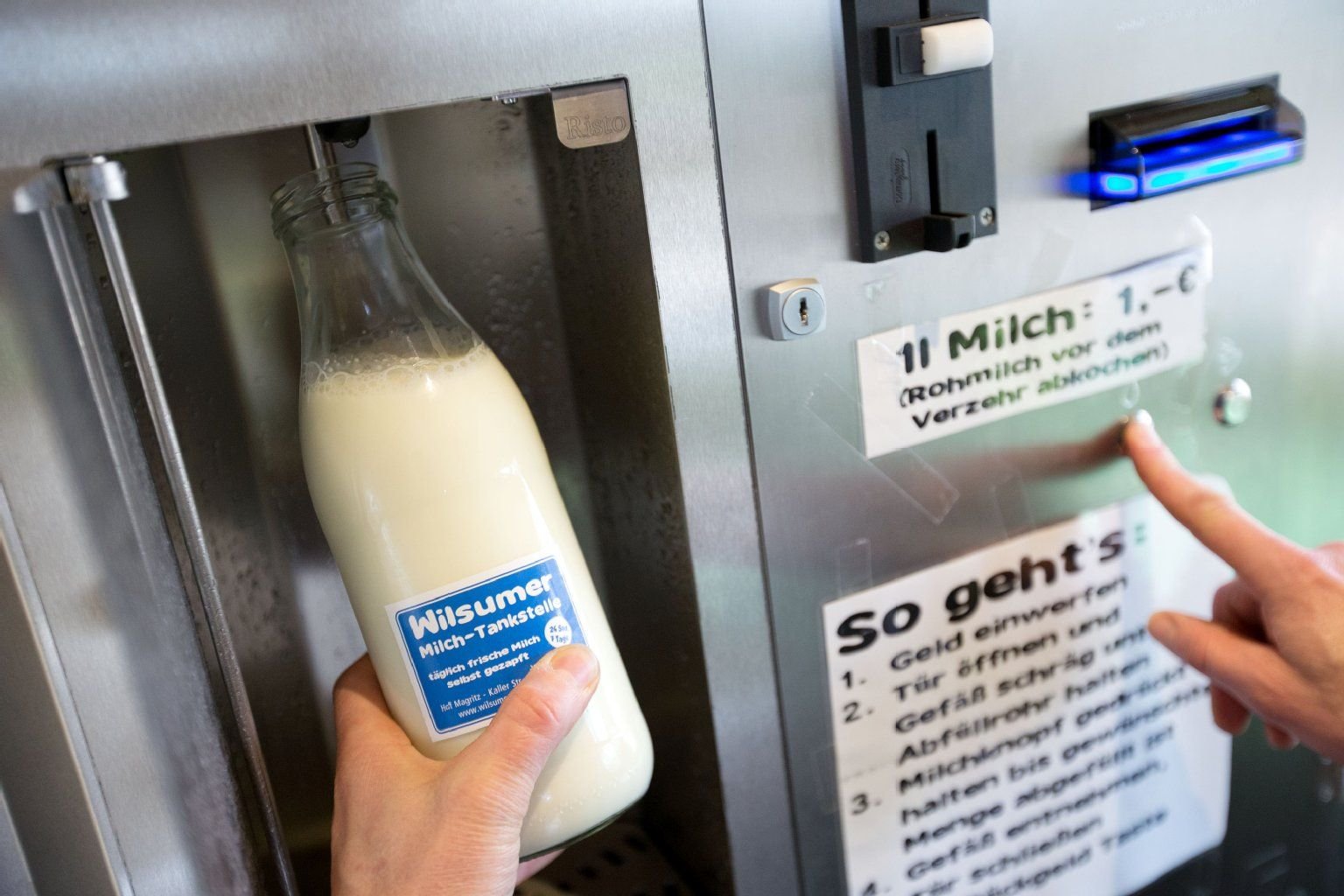 Rohmilch wird in Wilsum (Niedersachsen) in eine Flasche abgezapft. Familie Magritz betreibt auf ihrem Hof eine Milchtankstelle.