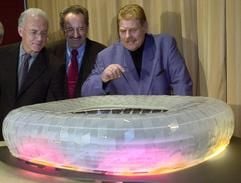 Der Präsident des FC Bayern München, Franz Beckenbauer (vl), der Münchner Oberbürgermeister Christian Ude und der Präsident vom TSV 1860 München, Karl-Heinz Wildmoser in München vor einem der beiden Siegermodelle des künftigen Münchner Fußballstadions (Archivfoto vom 30.11.2001). Die Räume der Fußballclubs FC Bayern und TSV 1860 München sowie die Privatwohnungen des Löwen-Präsidenten Wildmoser und dessen Sohnes sind am Dienstag (09.03.2004) in München von der Polizei durchsucht worden. Hintergrund seien vermutete Bestechungen im Zusammenhang mit dem Bau des neuen Münchner Fußballstadions "Allianz Arena", bestätigte das Bayerische Landeskriminalamt. (Foto: dpa)