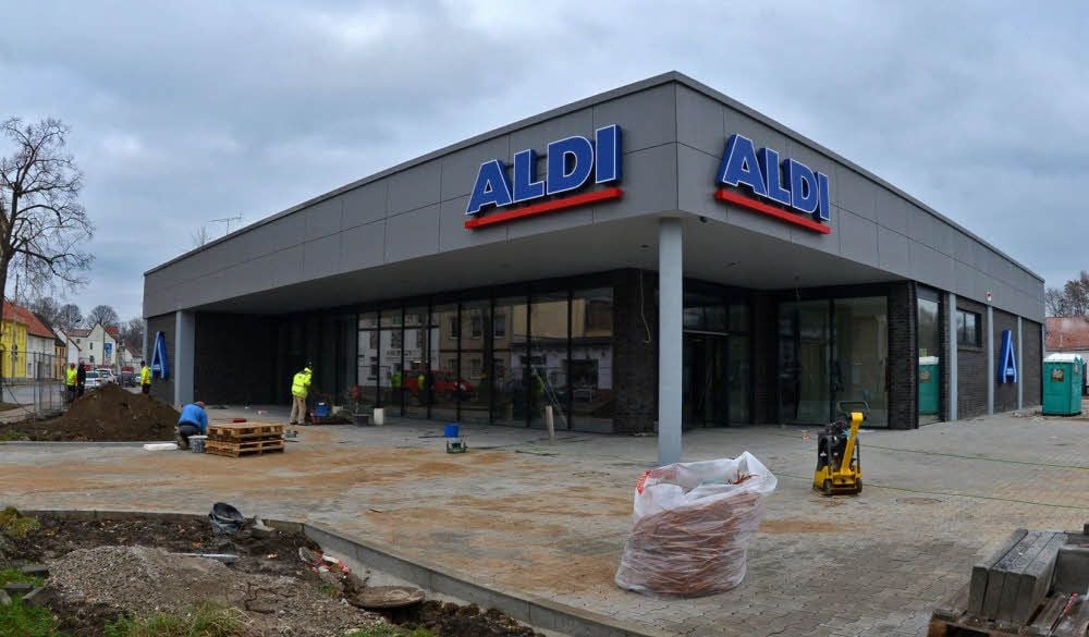 Der Neubau von Aldi an der Eislebener Straße steht. Bis zu Eröffnung müssen nur noch kleinere Arbeiten verrichtet werden.