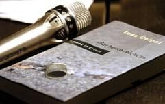 Neben einem Mikrofon liegt das Buch "Für heute reicht's - Amok in Erfurt" der Berliner Autorin Ines Geipel, aufgenommen am Mittwoch (21.01.2004) in Erfurt bei der Vorstellung des Buches. Rund 500 Menschen kamen dazu am Abend in die Erfurter Kaufmannskirche, darunter viele Schüler und Lehrer des Gutenberg-Gymnasiums. In dem Buch beschreibt die Autorin ihre Recherchen um die Bluttat am Erfurter Gutenberg-Gymnasium, bei der der 19-jährige Ex-Schüler Robert Steinhäuser am 26.April 2002 16 Menschen erschossen und sich dannach selbst getötet hatte. (Foto: dpa)