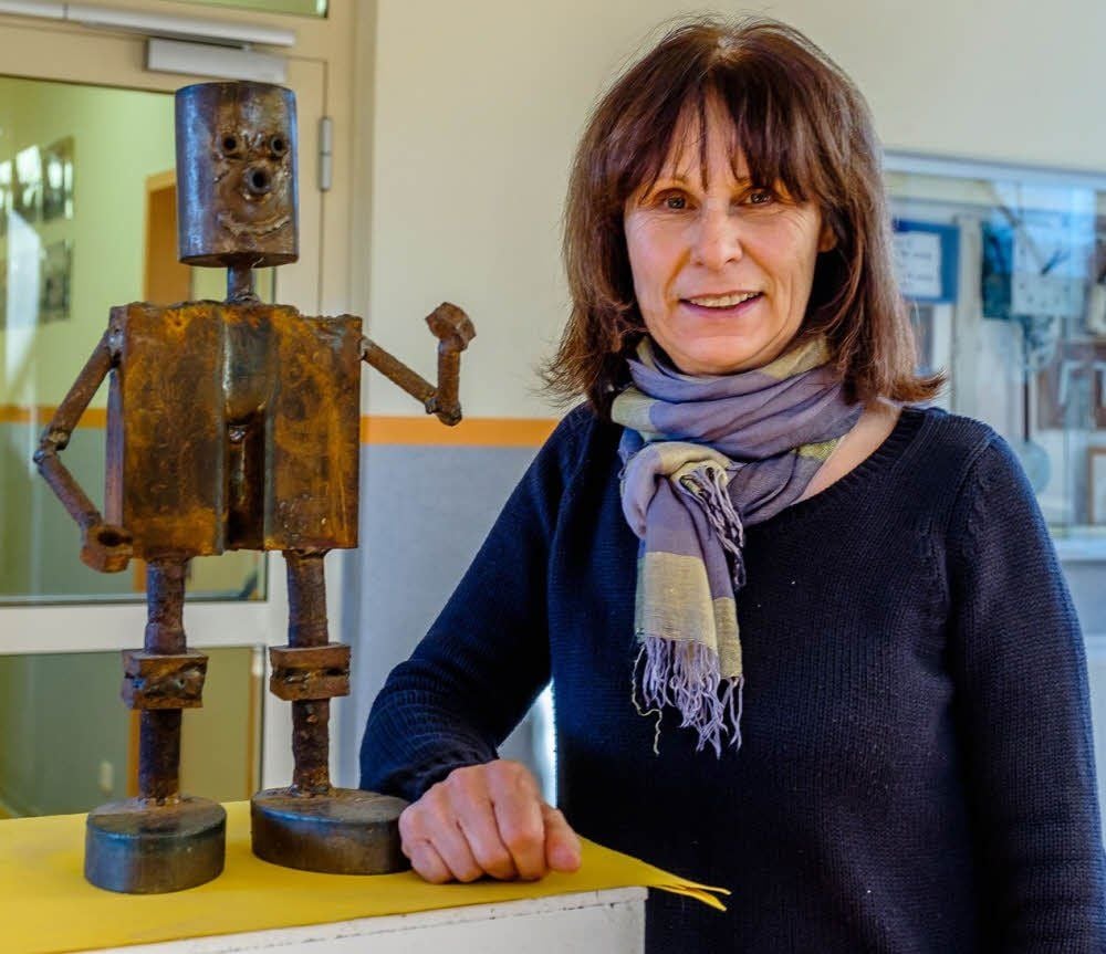 Schulleiterin Carola Nitsche mit dem Ferrolino, dem Schulmaskottchen. Nach 42 Dienst- und 25 Schulleiterjahren geht sie am heutigen Donnerstag in den verdienten Ruhestand.