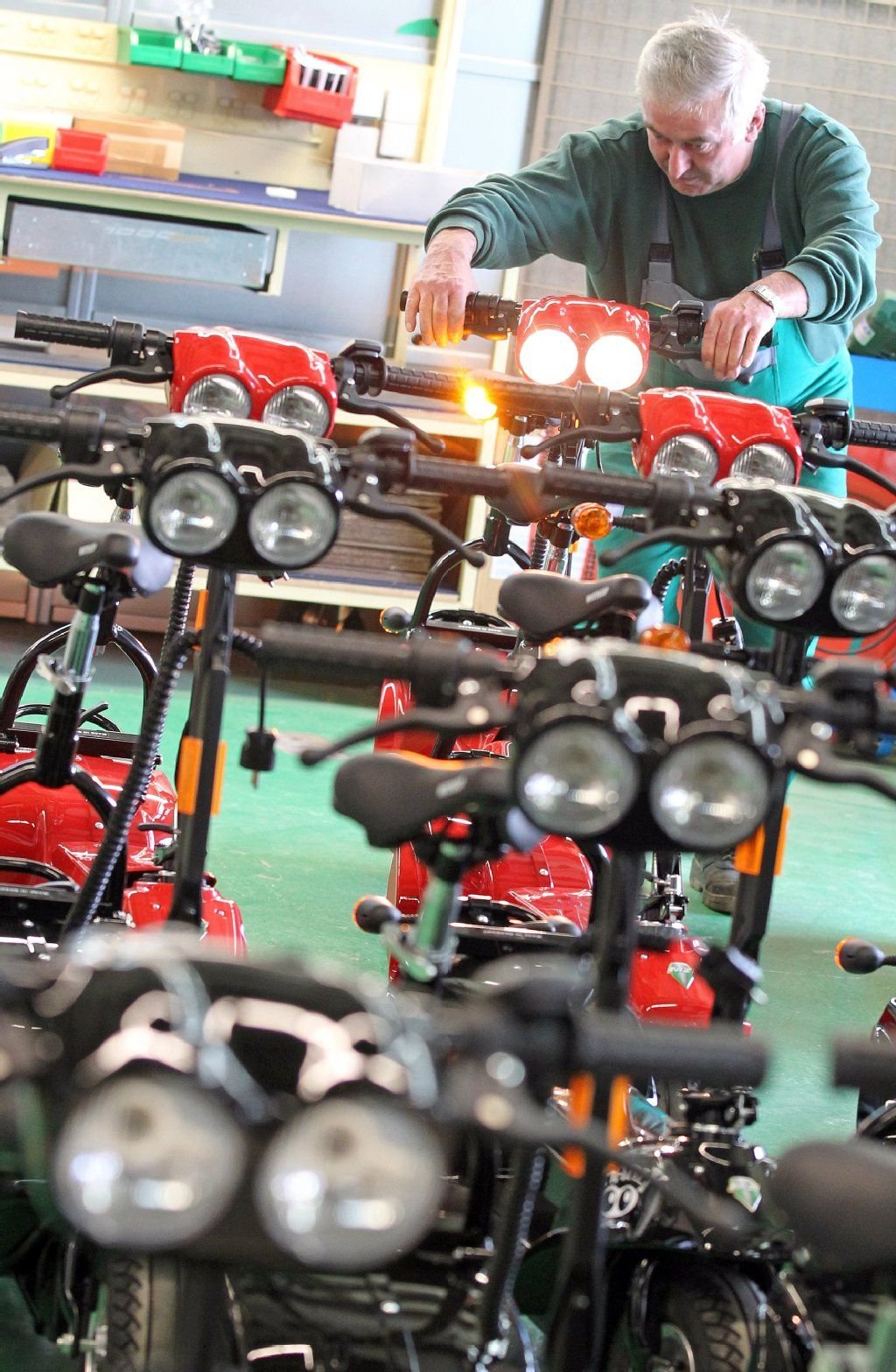 In den Motorradwerken Zschopau werden derzeit noch Elektroroller montiert. Die Zukunft des Traditionsunternehmens bleibt ungewiss.