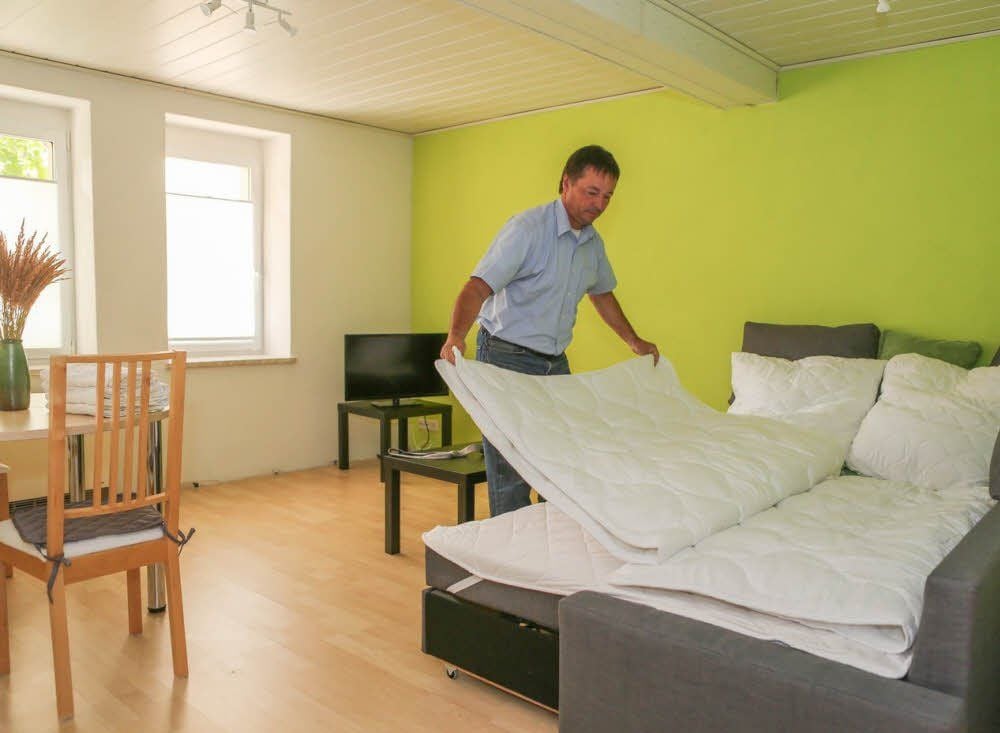 Thomas Pfeifer macht in der neu entstandenen Ferienwohnung Ordnung.