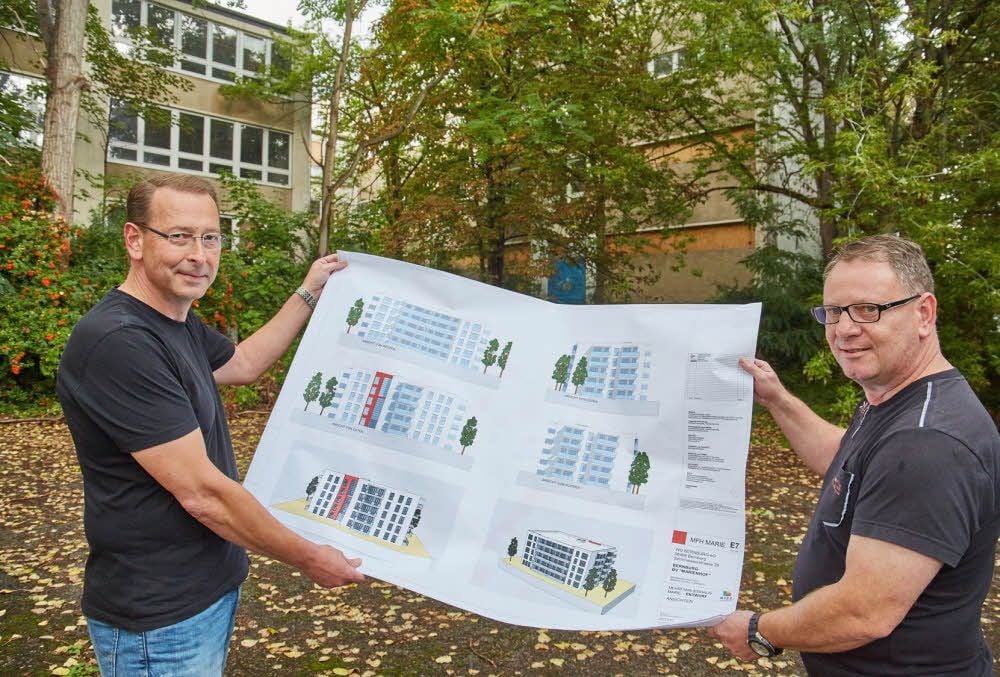 Geschäftsführer Peter Arlt (links) und Prokurist Stefan Beer präsentieren den Plan für den neuen Wohnungskomplex „Marienhof am Hasenturm.“