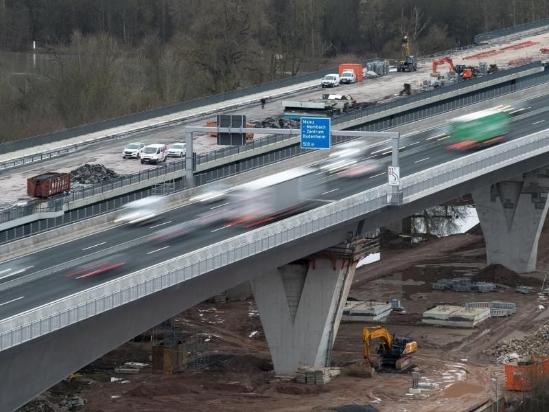 Der Straßenverkehr rollt über die neu gebaute Schiersteiner Brücke. Foto: Fabian Sommer/Archiv