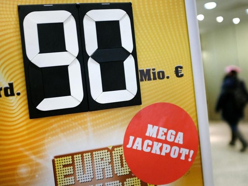 Werbeschild für den mit 90 Millionen Euro gefüllten Eurojackpot. Die Gewinner sind eine Tippgemeinschaft aus Finnland. Foto: Martin Gerten