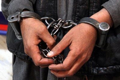 Die Handschellen bei Abu Waqas, einem Kommandeur der Tehrik-e-Taliban in Pakistan. Am Donnerstag wurde ein weiterer Taliban-Führer festgenommen. (FOTO: DPA)