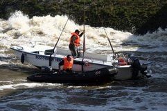 Nach dem Bootsunfall auf dem Leipziger Elsterkanal setzen Rettungskräfte die Suche nach einem noch immer vermissten Zwölfjährigen fort. Im Wasser sind erneut Taucher im Einsatz. (Foto: dpa)