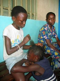In einem Heim für ehemalige Straßenkinder in Kinshasa flechten sich Mädchen gegenseitig die Haare. (Foto: dpa)