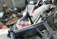 Eine Polizeibeamtin steht am Mittwoch (02.08.2006) im brandenburgischen Zossen auf dem Hof eines Abschleppunternehmens vor einem völlig zertrümmerten BMW 320i. (Foto: dpa)