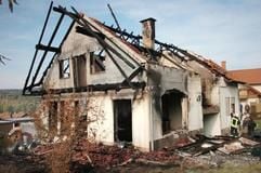 Durch eine Explosion völlig zerstört wurde am Donnerstag (14.10.2004) dieses Einfamilienhaus in Dorndorf-Steudnitz nahe Jena in Thüringen. (Foto: dpa)