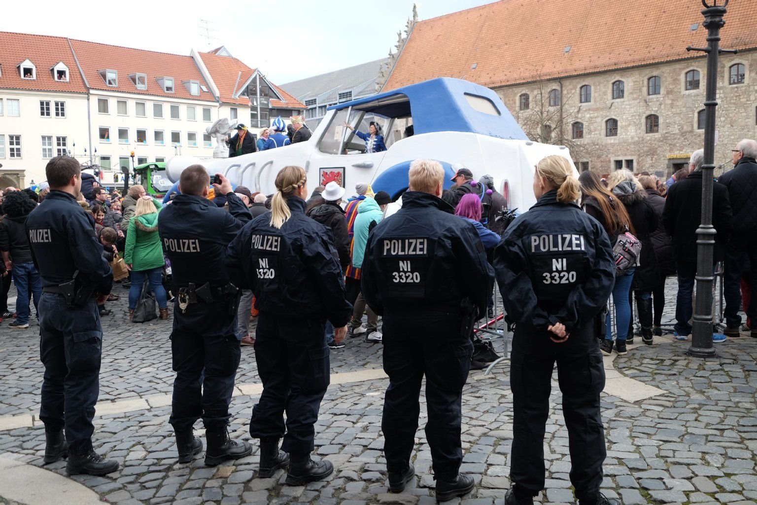 Polizeibeamte stehen während des Karnevalsumzugs in der Braunschweiger Innenstadt. Später stoppten sie einen Umzugswagen mit Eintracht-Fans.