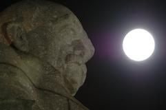 Der Vollmond strahlt in Hamburg über dem Bismarck-Denkmal. (Foto: dpa)