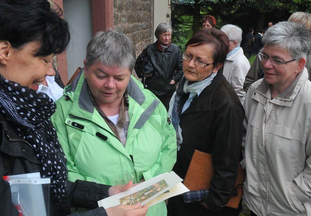 Margrit Juretzek (links) stellte Werke ihres Vaters Ullrich Bewersdorff für die Sanierung der Kirche zur Verfügung.