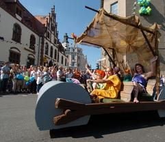 Mit einem steinzeitlichen Fred-Feuerstein-Mobil fahren am Sonntag (3. September 2004) Teilnehmer des traditionellen Festumzuges durch die Innenstadt von Döbeln. Nachdem im Jahr 2002 der «Tag der Sachsen» in Döbeln durch das Hochwasser nicht stattfinden konnte, erhielt Döbeln 2004 erneut den Zuschlag für dieses Ereignis. (Foto: dpa)