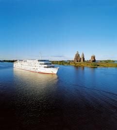 Russland auf die gemütliche Tour erfahren: In gemächlichem Tempo bewegen sich die Flusskreuzfahrtschiffe durch das riesige Land. Hier ist die «Viking Lomonosov» vor der Museumsinsel Kishi im Onegasee zu sehen. (Foto: dpa)