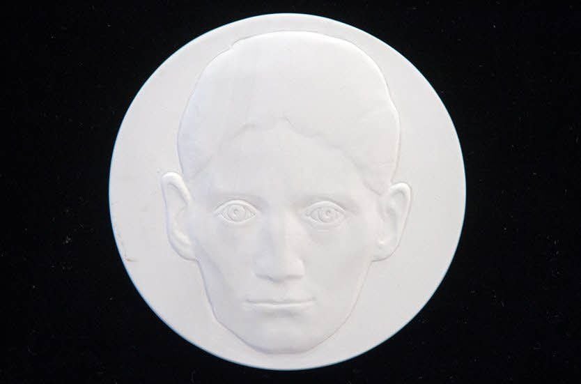 Porträt von Franz Kafka auf der neuen Medaille der Reihe „Lettiner Porzellan“, gestaltet von Sebastian Paul