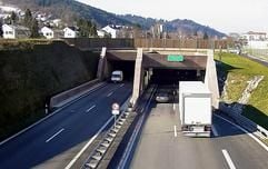 Einfahrt zum Kappler-Tunnel auf der B 31 Donaueschingen-Freiburg, der vom ADAC als sicherster deutscher Straßentunnel unter den 49 getesteten Tunneln bewertet wurde. (Foto: dpa)