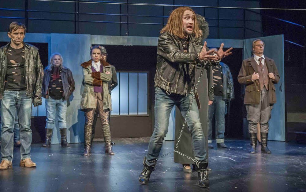 Ingo Wasikowski steht als Mackie Messer in der „Dreigroschenoper“ auf der Bühne des Nordharzer Städtebundtheaters.