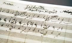 Das erste Blatt eines Fakimiles der Originalpartitur von Mozarts «Zauberflöte» im Fundus der Staatsbibliothek in Berlin. (Foto: dpa)