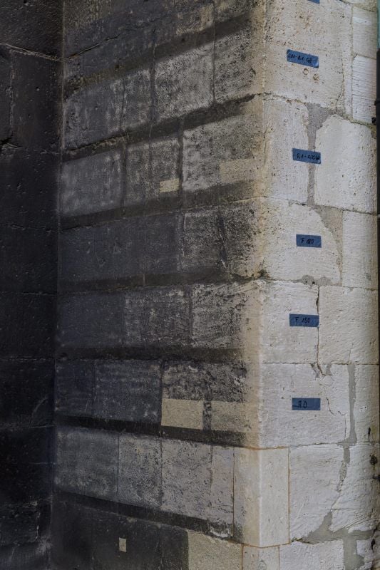 Schilder an der Dom-Fassade dokumentieren die Tests zur geplanten Reinigung des Gesteins.
