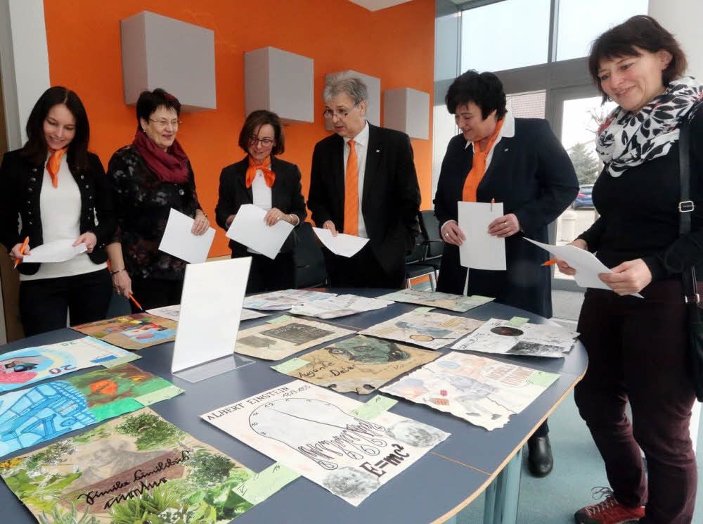 Welche Arbeiten können delegiert werden? Die Ortsjury, Julia Warkus, Gabriele Zabel, Katrin Lehmann, Walter J. Meyer, Silke Falkenhain und Betty Riedel (v.l.n.r.), hat in Jessen eine Auswahl getroffen.