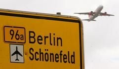 Ein Flugzeug fliegt über dem Flughafen Berlin-Schönefeld. (Foto: dpa)