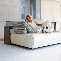 Drei in einem - Rolf Benz verbindet bei seinem Modell «370» Sofa, Bett und Tisch. (Foto: dpa)