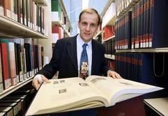 Der Dekan der Philosophischen Fakultät der Universität Erfurt, Prof. Jörg Rüpke in der Universitätsbibliothek (Foto: dpa)