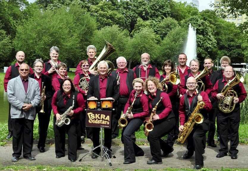Die ISKRA Oldstars, die am Samstag in Jessen zu erleben sind, stehen hier im Clara-Zetkin Park in Leipzig. Reinhard Hanke ist der Mann in der Mitte mit den Bongos an denen der Bandname hängt.