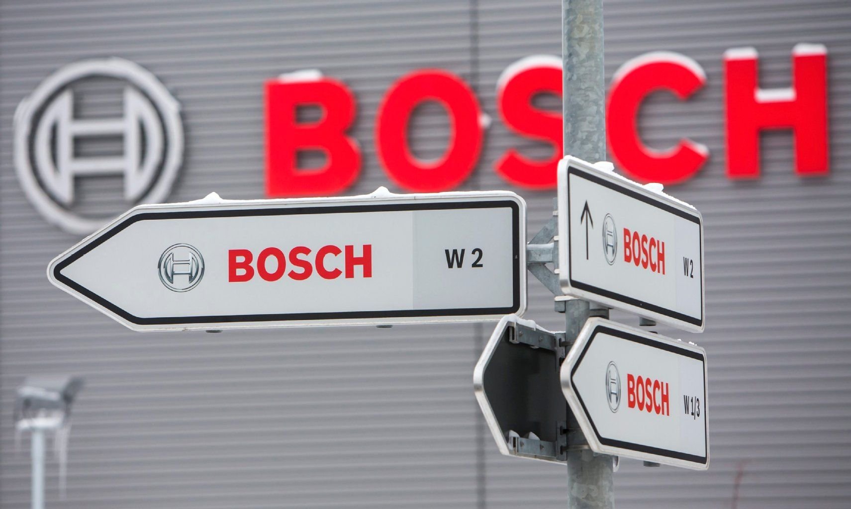Schilder vor der Bosch Solar Energy AG in Arnstadt.