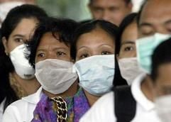 Bilder, die sich einprägten. Aus Angst vor einer Ansteckung mit SARS tragen Menschen im Alltag Mundschutz. (Foto: dpa)