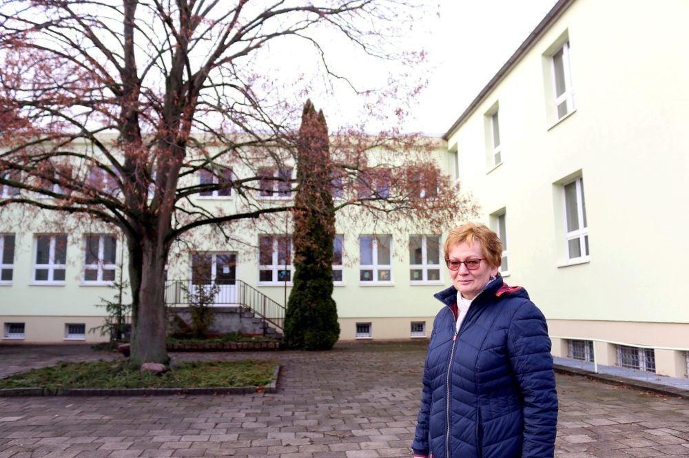 Ortsbürgermeisterin Irene Witzki hat ihr Büro in der ehemaligen Grundschule in Kleinpaschleben. Sie hofft, dass die Arztpraxis bald einziehen kann und danach der Kindergarten. Das Gebäude soll zum Familienzentrum umgebaut werden.