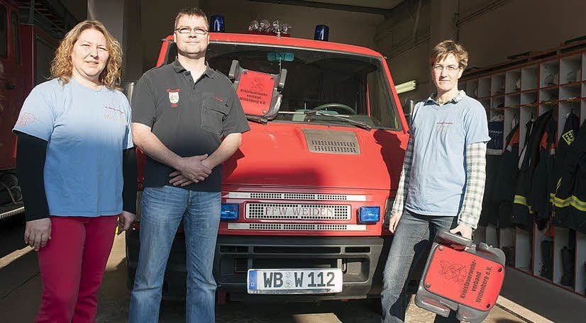 Stolz auf die Nachwuchsarbeit der Feuerwehr Weiden ist Vize-Wehrleiter Lars Kolbe. Michaela Löwe (li.) und Felicitas Mitsching betreuen die Kinder.