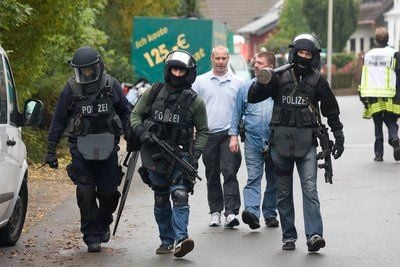 Ein Spezialeinsatzkommando (SEK) der Polizei bezieht am Donnerstag in Solingen vor einem Wohnhaus Stelllung, in dem sich ein Mann nach einem Schuss auf einen Gerichtsvollzieher verschanzt hatte. (Foto: dpa)