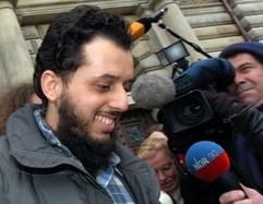 Mounir El Motassadeq verlässt das Hamburger Strafjustizgebäude als freier Mann. (Foto: dpa)