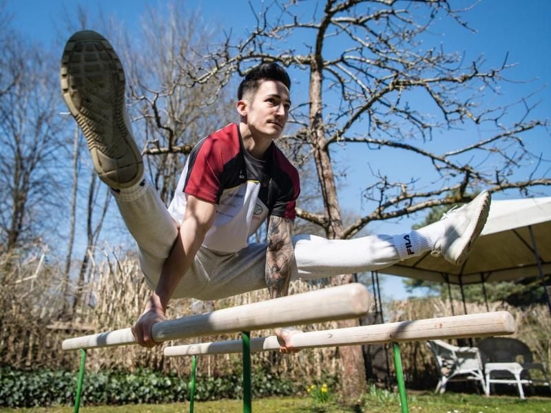 Turner Marcel Nguyen trainiert im heimischen Garten. Foto: Matthias Balk/dpa