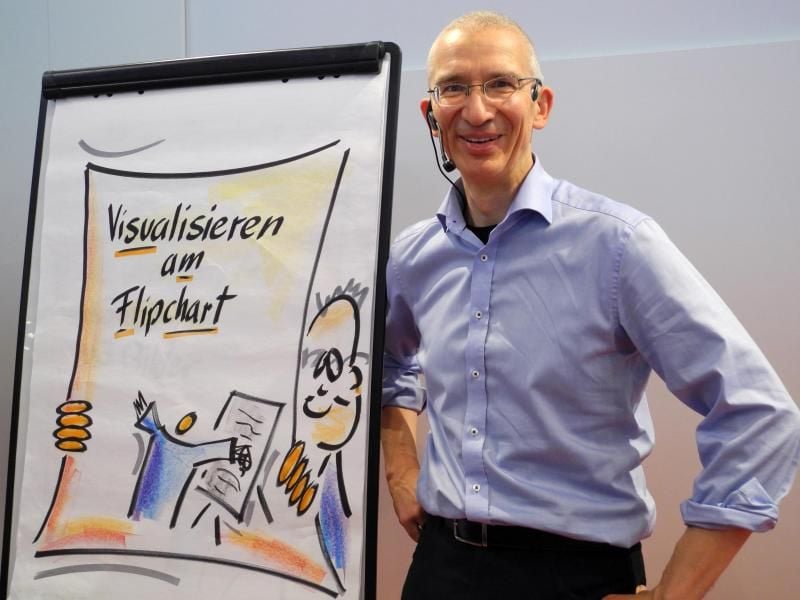 Coach Gert Schilling arbeitet bei Präsentationen mit Flipcharts. Foto: Tobias Schormann