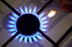 Ein Gasherd wird in einer Fotoillustration mit der Flamme eines Streichholzes entzündet. Im Streit um Gaspreiserhöhungen in Sachsen hat der Bundesgerichtshof (BGH) die Rechte der Verbraucher gestärkt. (Foto: ddp)