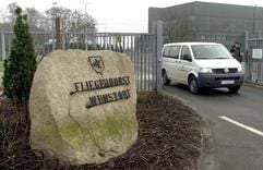 Ein Bundeswehrfahrzeug verlässt den Fliegerhorst in Wunstorf (Region Hannover) nahe dem Steinhuder Meer. Ein Bundeswehr-Hauptfeldwebel ist vor dem Amtsgericht Neustadt (Niedersachsen) wegen der Misshandlung von Untergebenen zu einer elfmonatigen Bewährungsstrafe verurteilt worden. (Foto: dpa)