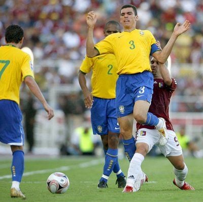 Brasiliens Kapitän Lucio kämpft um den Ball. (Foto: dpa)