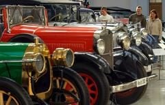Das Archivbild vom 07.03.2002 zeigt junge Besucher im Automobilmuseum "August Horch" in Zwickau beim Betrachten wertvoller Oldtimer aus der Produktion des Autopioniers, der vor 100 Jahren den Grundstein für die sächsische Automobilindustrie legte. (Foto: dpa)