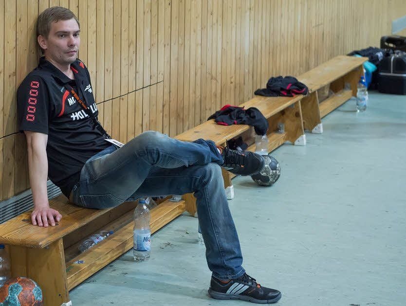 In Gedanken versunken sitzt Martin Ostermann auf der Bank.